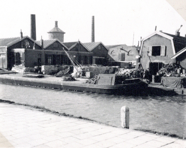 886149 Gezicht op de gebouwen van de Koninklijke Nederlandsche Lood- en Zinkpletterij voorheen A.D. Hamburger ...